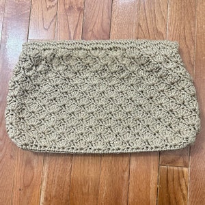 Vintage 1970s HAndmade Boho Khaki GRANDE Crochet Clutch Monedero HAndbag
