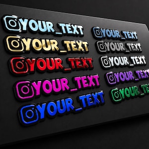Op de afbeelding: Een verzameling van elf driedimensionale Instagram-logo-iconen en de tekst YOUR_TEXT in diverse kleuren, waaronder lichtblauw, goud, rood, roze, donkerblauw, paars, groen, zilver en wit, gemonteerd op een plat zwart rechthoekig oppervlak.