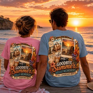 Peut inclure: Un t-shirt rose clair et un t-shirt bleu clair, chacun avec une impression graphique de deux photos encadrées, un sac de voyage, un café glacé et des feuilles d'automne. Le texte indique : Goodbye Summer, Hello Memories, Fall Adventures Await.