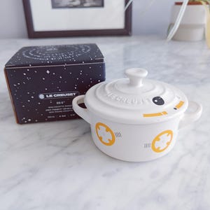 Mini cocotte Le Creuset Star Wars BB-8 con coperchio e scatola originale, gres Disney, raro oggetto da collezione.