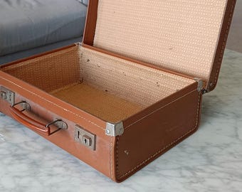 Maleta de viaje antigua, pequeña, de marca, diseño de moda y decoración.