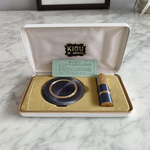 Set de polvera y atomizador Kigu vintage en caja original, color azul y dorado. Set de regalo para tocador.
