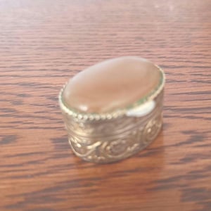 Scatola portapillole vintage color oro: tabacchiera ovale con coperchio in onice marrone