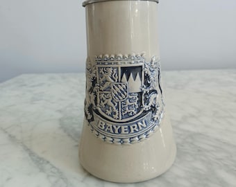 Duży niemiecki kufel do piwa Original Gerzit z tarczą Bayern z cynową pokrywką