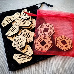 I Ging Tarot-Set – 16 Trigramm-Spielsteine & 3 Wahrsagekarten – Altes chinesisches Orakel für Führung, Meditation und Spiritualität