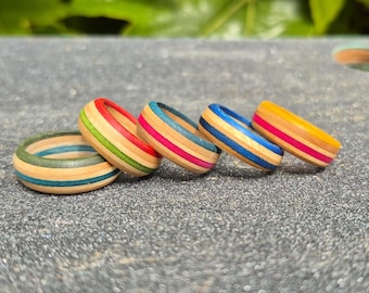 Holzring aus recyceltem Skateboard – Bunter Upcycling Ring Unisex – Leichter Holzring für Herren & Damen – Nachhaltiges Skater Geschenk