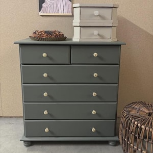 Cômoda vintage restaurada em tom verde escuro intenso, pintada à mão.