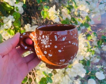 Taza de café rústica marroquí para mañanas conscientes. Vajilla para la práctica de la atención plena.