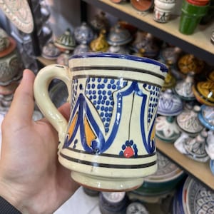 Handgemaakte Marokkaanse keramische mok, blauwbeige Fez-aardewerk, boho keukendecor, ambachtelijke koffiekop