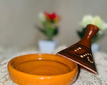 Tajine marroquí artesanal, utensilio de cocina bohemio esencial para rituales de cocción lenta.