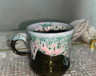 Taza para tomar sorbos conscientes para aliviar la ansiedad y disfrutar de momentos de calma.