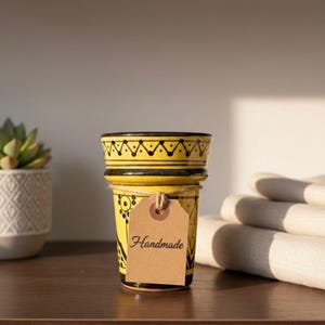 Taza de cerámica con escena de playa hecha a mano, decoración costera azul océano y negra, cerámica artesanal única.