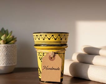 Taza de cerámica con escena de playa hecha a mano, decoración costera azul océano y negra, cerámica artesanal única.