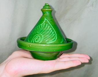 Cocinar tagine marroquí con atención plena en una olla de barro