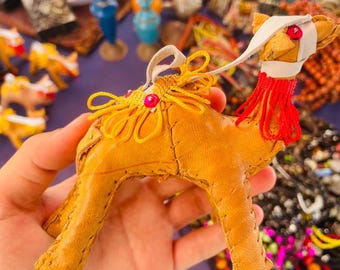 Decoración marroquí de camello en cuero: un toque del desierto del Sahara.