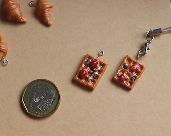 Gaufre aux fraises et aux myrtilles - Porte-clés miniature en pâte polymère alimentaire à breloques