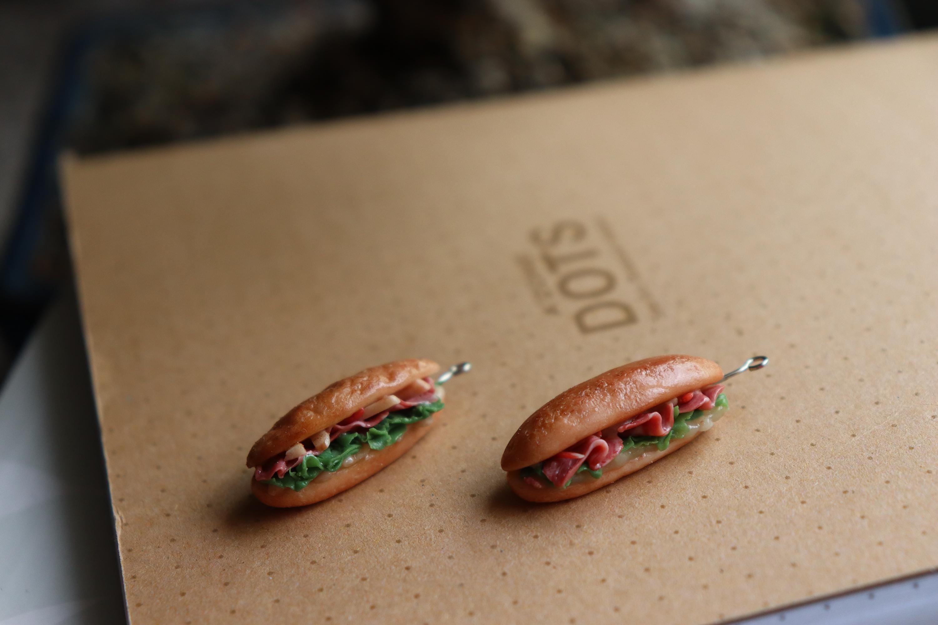 Sandwich baguette - Porte-clés en pâte polymère miniature fait main au jambon et à la laitue