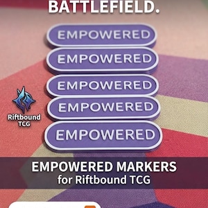 Könnte beinhalten: Fünf lila ovale Marker mit weißem Rand, jeder mit dem Wort EMPOWERED in weißen Großbuchstaben. Der Text UPGRADE YOUR BATTLEFIELD, Riftbound TCG und EMPOWERED MARKERS for Riftbound TCG ist zusammen mit einem Shop-Button zu sehen.