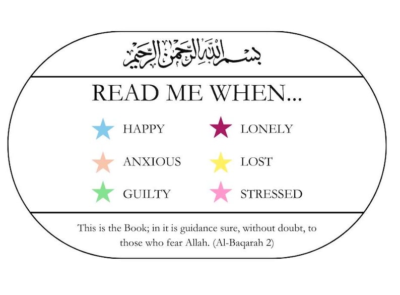 K&ouml;nnte beinhalten: Eine runde Erinnerungskarte mit dem arabischen Satz "Bismillah ar-Rahman ar-Rahim" oben. Die Karte sagt "Lies mich, wenn..." und listet verschiedene Emotionen mit farbigen Sternen auf: gl&uuml;cklich (blau), einsam (lila), &auml;ngstlich (pfirsich), verloren (gelb), schuldig (gr&uuml;n) und gestresst (rosa). Die Karte enth&auml;lt auch ein Zitat aus dem Koran: "Dies ist das Buch; darin ist eine sichere F&uuml;hrung, ohne Zweifel, f&uuml;r diejenigen, die Allah f&uuml;rchten. (Al-Baqarah 2)"
