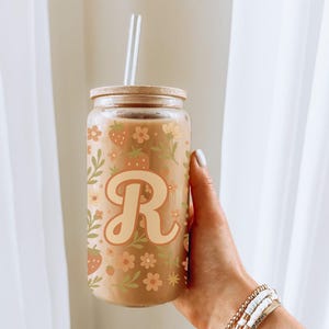 Taza de vidrio con monograma personalizado, regalo para adolescente, vaso de café de verano con fresas y flores silvestres, letra personalizada, regalo para novia