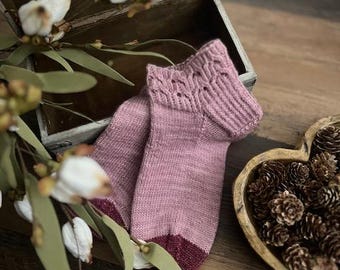 PATRÓN DE TEJIDO - Patrón de tejido de calcetines Alika, patrón de calcetines, calcetín de punto, patrón de calcetines con dobladillo hacia abajo, regalo para amigos, accesorio de otoño