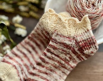 PATRÓN DE TEJIDO - Patrón de calcetines Penélope, patrón de calcetines, calcetín de punto, patrón de calcetín con puños de encaje, regalo para amigos, patrón de calcetín tobillero