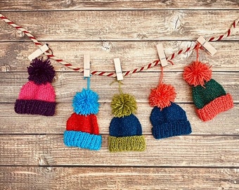 PATRÓN DE TEJIDO - Adorno de sombrero con ala enrollada, patrón de adorno, decoración para árbol de Navidad, festividad hecha a mano, adorno hecho a mano