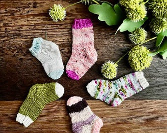 PATRÓN DE TEJIDO - Adorno de calcetín pequeño, Patrón de adorno, Decoración para árbol de Navidad, Festividad hecha a mano, Adorno hecho a mano, Navidad caprichosa