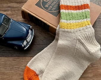 PATRÓN DE TEJIDO - Patrón de tejido de calcetines SchoolHouse, patrón de calcetines, calcetín de punto, patrón de calcetín con dobladillo, accesorio de tejido, calcetines retro