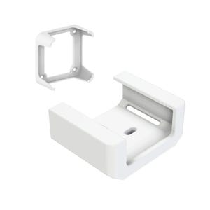 Puede incluir: Un soporte de pared de plástico blanco que consta de dos componentes separados. Una pieza es un marco cuadrado con cuatro orificios para tornillos, y la otra es una base en forma de U más grande con una ranura para montaje, con bordes suaves y redondeados.