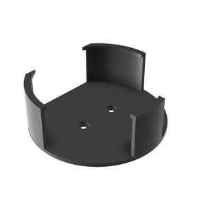 Puede incluir: Soporte de pared de plástico negro para un altavoz inteligente. El soporte tiene dos ranuras para sujetar el altavoz en su lugar.