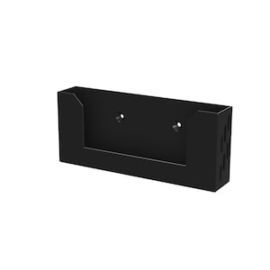 Puede incluir: Un soporte de pared rectangular negro con una ranura para insertar objetos. El soporte tiene dos orificios pretaladrados para el montaje y una serie de cortes verticales en el lado derecho. El diseño es simple y moderno.