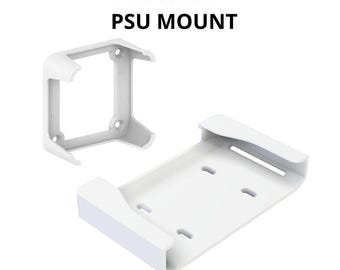 Op de afbeelding: Een witte UCG Fiber en PSU montageset bestaande uit een vierkante beugel met vier schroefgaten en een rechthoekige montageplaat met sleuven. De tekst UCG FIBER + PSU MOUNT staat boven de twee witte kunststof onderdelen afgebeeld.