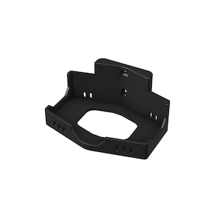 Peut inclure: Un support en plastique noir de forme rectangulaire avec une grande ouverture centrale. Le support comporte plusieurs petits trous espacés régulièrement le long de ses bords et une section incurvée sur un côté. La conception semble être destinée au montage ou à la fixation d'un appareil électronique.