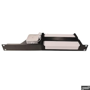 Puede incluir: Un estante de montaje en rack negro con un dispositivo blanco y un dispositivo plateado con un cable de alimentación blanco. El estante tiene forma rectangular con orificios de montaje en los lados. Los dispositivos están asegurados dentro del estante.