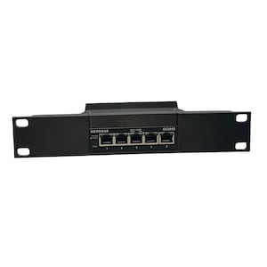 Può includere: Switch di rete Netgear GS305E nero con cinque porte Ethernet. Lo switch ha un design montabile su rack con fori di montaggio su ciascun lato. Il pannello frontale mostra il logo Netgear e i numeri di porta.