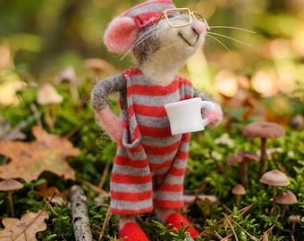 Ratón de fieltro con aguja y café con leche: regalo para amantes del café, decoración de bosque hecha a mano en lana, regalo para un amigo.