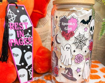 Halloween-Bücherglas (473 ml) mit DTF-Verpackung – Geschenkidee für Bücherwürmer – Gruseliges Mädchenmotiv mit 3D-Lesezeichen