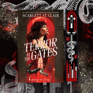 Op de afbeelding: Een boekomslag en bladwijzer met de titel "Terror at the Gates" van Scarlett St. Clair. De cover toont een vrouw met een halo, een slang en een stadsgezicht. De bladwijzer heeft een kruis-, zwaard- en slangontwerp.