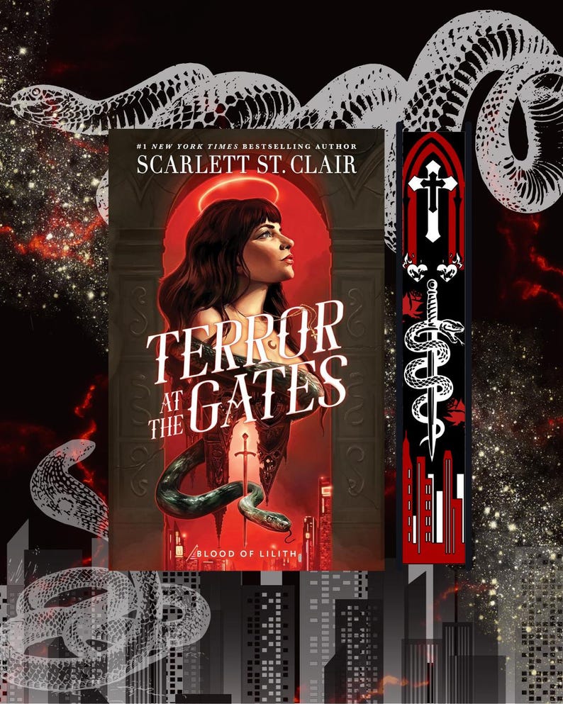 Op de afbeelding: Een boekomslag en bladwijzer met de titel "Terror at the Gates" van Scarlett St. Clair. De cover toont een vrouw met een halo, een slang en een stadsgezicht. De bladwijzer heeft een kruis-, zwaard- en slangontwerp.