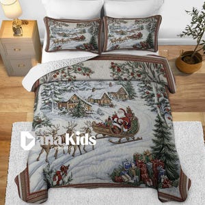 Puede incluir: Juego de cama navideño con una escena invernal con Papá Noel en un trineo tirado por renos. El juego incluye un edredón y dos fundas de almohada. El diseño muestra casas cubiertas de nieve, árboles y cajas de regalo, con un borde decorativo.