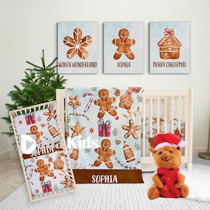 Pode incluir: Um conjunto de berçário com tema de Natal, com berço, roupa de cama e arte de parede. O conjunto inclui um lençol com elástico, um cobertor e três impressões emolduradas com desenhos de pão de gengibre e feriados. O cobertor e o lençol têm o nome "Sophia".