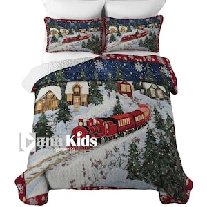 Puede incluir: Un juego de cama con temática navideña que presenta un tren rojo que viaja por un pueblo nevado. El juego incluye un edredón y dos fundas de almohada. El edredón tiene una parte superior azul oscuro con copos de nieve y un borde rojo.