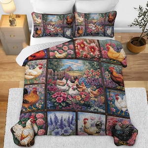 Könnte beinhalten: Eine Steppdecke und zwei Kissenbezüge mit einem farbenfrohen Hühner- und Blumendesign. Die Steppdecke zeigt verschiedene Hühnerbilder in einem Garten, umrahmt von floralen Mustern. Die Kissenbezüge greifen das Hühner- und Gartenthema auf.
