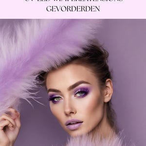 Op de afbeelding: Een vrouw met paars oogschaduw en lange wimpers poseert met een pluche paarse verenboa. De tekst "OPLEDING UV-LED WIMPEREXTENSIONS GEVORDERDEN" staat boven haar. De tekst "lumilash" staat onder haar.