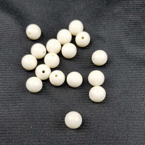 10mm; 17pcs. Off-White Color Round Opaque Acrylic Plastic VINTAGE Gumball Beads. Approx. 1mm hole. 7: 101006