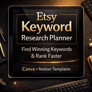 Könnte beinhalten: Ein digitaler Etsy Keyword Research Planner auf einem Tablet, mit goldenem Text, der "Etsy Keyword Research Planner" lautet. Das Bild enthält einen Stift, ein Notizbuch, eine Tastatur und Büroklammern. Der Text "Find Winning Keywords & Rank Faster" ist ebenfalls sichtbar.