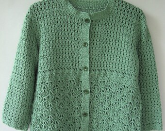 Pode incluir: Um casaco de crochê verde com fecho de botões e um design de renda.