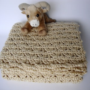 Manta de alpaca tejida a crochet: manta de vellón beige y dorado