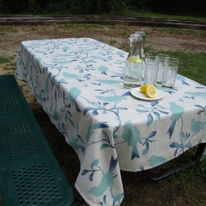 Tablecloth cotton, pretty Robin design. Perfect for all your summer outings with family and friends. Fits perfectly 6-ft picnic table.
